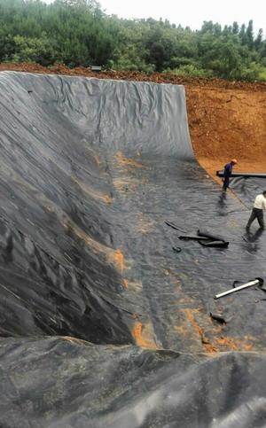 包頭市水庫復(fù)合土布膜施工案例